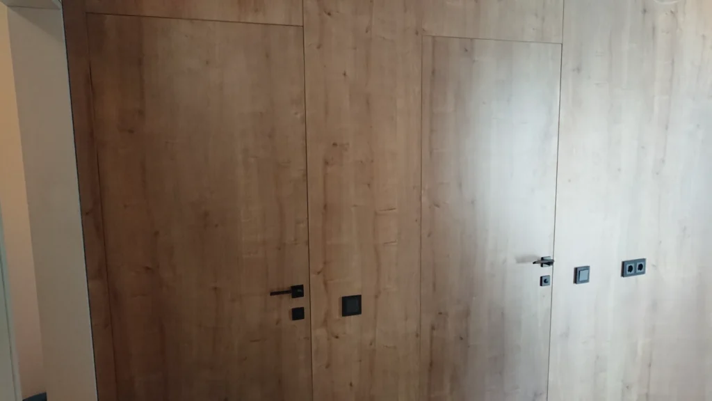 Vientisos durys su faneros siena